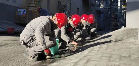 3118云顶集团矿冶原料一车间青年突击队清洗路沿石 （丁耀东 摄）