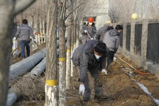 阜康能源“学雷锋”厂区环境卫生整治现。ㄋ稳 摄）